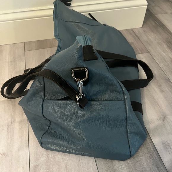 Valentina Italian leather weekend bag. - Picture 3 of 10